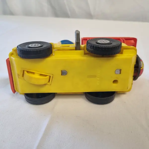 Foto de um(a) Brinquedo O Rei da Estrada Pato Donald, da categoria de Carros e caminhões de brinquedo. Brinquedo Antigo O Rei da Estrada Pato Donald, fabricado entre as décadas de 60 e 70, com a caixa original. A corda do... Mostrado de uma perspectiva diferente. Vendido no marketplace Trésors.