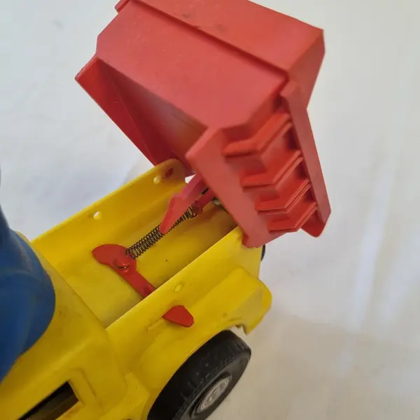 Foto de um(a) Brinquedo O Rei da Estrada Pato Donald, da categoria de Carros e caminhões de brinquedo. Brinquedo Antigo O Rei da Estrada Pato Donald, fabricado entre as décadas de 60 e 70, com a caixa original. A corda do... Mostrado de uma perspectiva diferente. Vendido no marketplace Trésors.