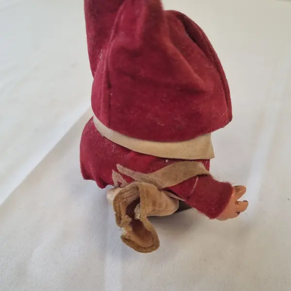 Foto de um(a) Duende Além da Lenda Antigo, da categoria de Bonecos de arte. Duende Além da lenda antigo, com todos os aspectos originais de fábrica e roupa original. Mostrado de uma perspectiva diferente. Vendido no marketplace Trésors.