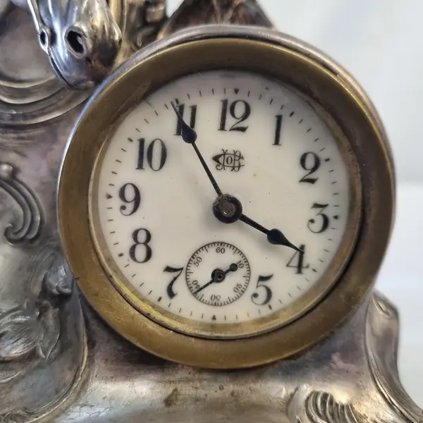 Foto de um(a) Relógio John Rogers em Prata, da categoria de Relógios de mesa. Relógio John Rogers em prata espessurado art nouveau inicio seculo xx, dial esmaltado. Apresenta o busto de um cavalo e... Mostrado de uma perspectiva diferente. Vendido no marketplace Trésors.