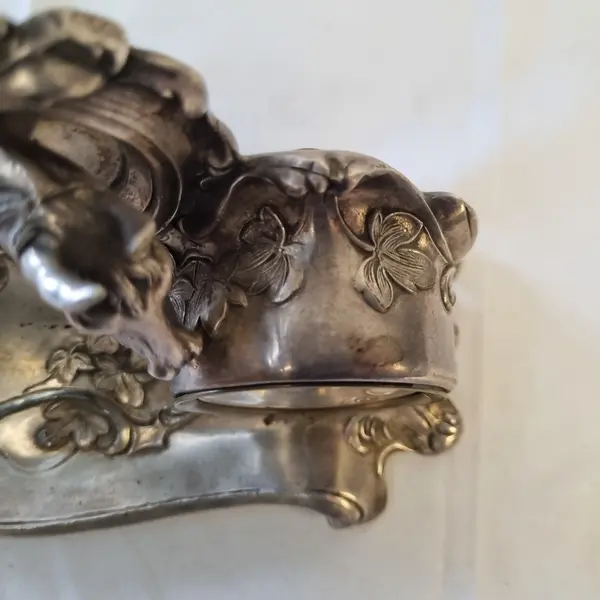 Foto de um(a) Relógio John Rogers em Prata, da categoria de Relógios de mesa. Relógio John Rogers em prata espessurado art nouveau inicio seculo xx, dial esmaltado. Apresenta o busto de um cavalo e... Mostrado de uma perspectiva diferente. Vendido no marketplace Trésors.