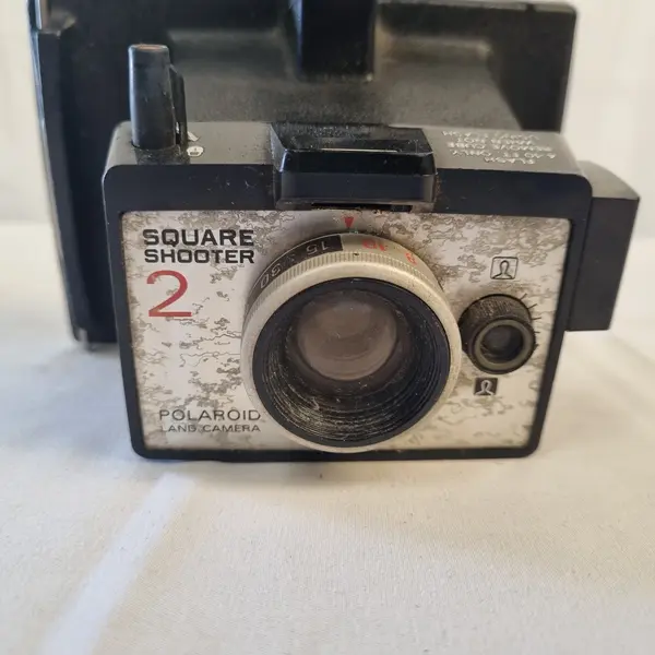 Foto de um(a) Câmera Antiga Polaroid 195x, da categoria de Câmeras fotográficas. Camera Antiga Polaroid 195x, precursora das Polaroids. Origem anos 50 60, em baquelite e metal, não funciona. Mostrado de uma perspectiva diferente. Vendido no marketplace Trésors.