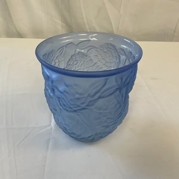 Foto de um(a) Vaso Art Nouveau Fosco Azul, da categoria de Vasos. Vaso Art Nouveau Fosco, da época da grande depressão, final dos anos 20 e inicio do 30. Na cor azul com formas naturalistas. Mostrado de uma perspectiva diferente. Vendido no marketplace Trésors.