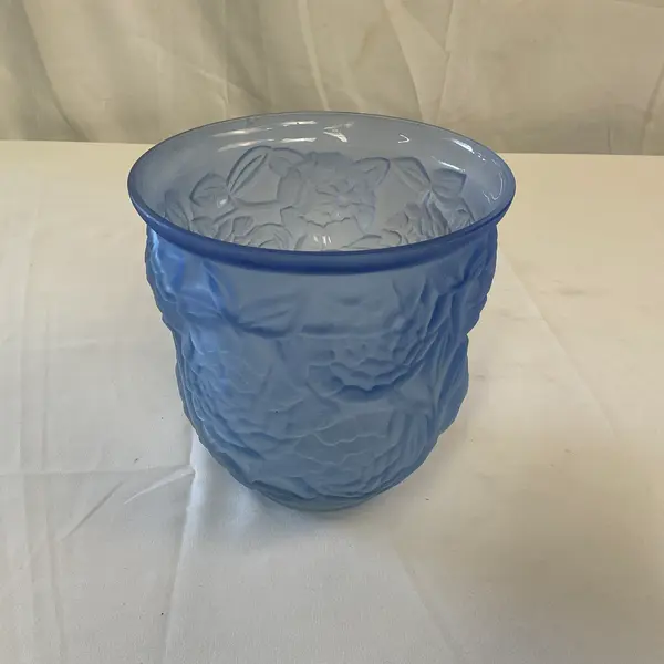 Foto de um(a) Vaso Art Nouveau Fosco Azul, da categoria de Vasos. Vaso Art Nouveau Fosco, da época da grande depressão, final dos anos 20 e inicio do 30. Na cor azul com formas naturalistas. Mostrado de uma perspectiva diferente. Vendido no marketplace Trésors.