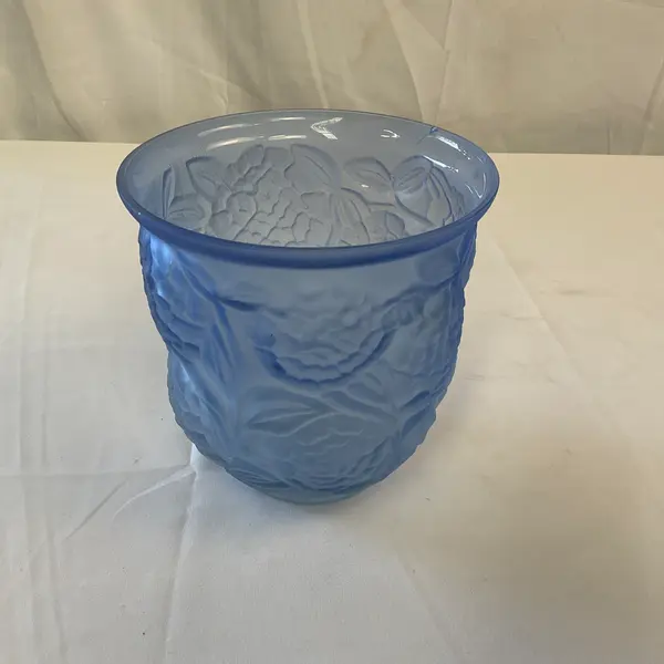 Foto de um(a) Vaso Art Nouveau Fosco Azul, da categoria de Vasos. Vaso Art Nouveau Fosco, da época da grande depressão, final dos anos 20 e inicio do 30. Na cor azul com formas naturalistas. Mostrado de uma perspectiva diferente. Vendido no marketplace Trésors.