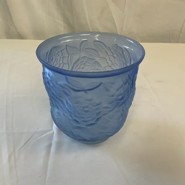 Foto de um(a) Vaso Art Nouveau Fosco Azul, da categoria de Vasos. Vaso Art Nouveau Fosco, da época da grande depressão, final dos anos 20 e inicio do 30. Na cor azul com formas naturalistas. Mostrado de uma perspectiva diferente. Vendido no marketplace Trésors.