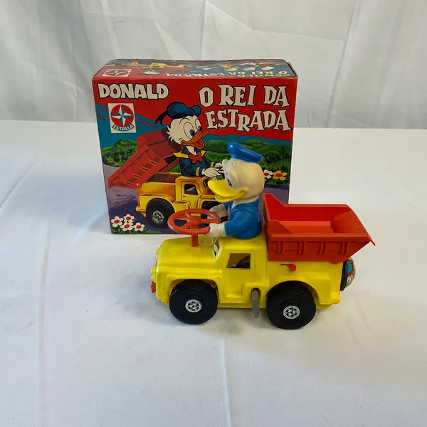Foto de um(a) Brinquedo O Rei da Estrada Pato Donald, da categoria de Carros e caminhões de brinquedo. Brinquedo Antigo O Rei da Estrada Pato Donald, fabricado entre as décadas de 60 e 70, com a caixa original. A corda do... Mostrado de uma perspectiva diferente. Vendido no marketplace Trésors.
