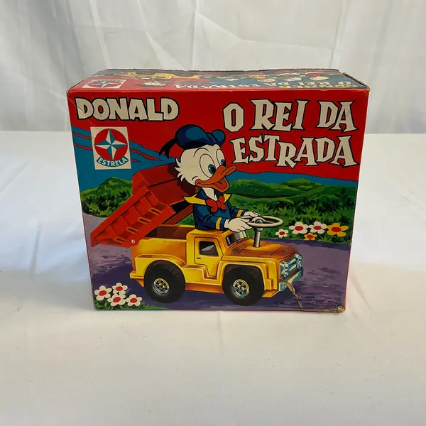 Foto de um(a) Brinquedo O Rei da Estrada Pato Donald, da categoria de Carros e caminhões de brinquedo. Brinquedo Antigo O Rei da Estrada Pato Donald, fabricado entre as décadas de 60 e 70, com a caixa original. A corda do... Mostrado de uma perspectiva diferente. Vendido no marketplace Trésors.