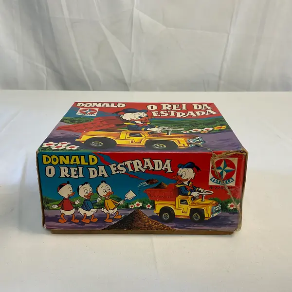 Foto de um(a) Brinquedo O Rei da Estrada Pato Donald, da categoria de Carros e caminhões de brinquedo. Brinquedo Antigo O Rei da Estrada Pato Donald, fabricado entre as décadas de 60 e 70, com a caixa original. A corda do... Mostrado de uma perspectiva diferente. Vendido no marketplace Trésors.