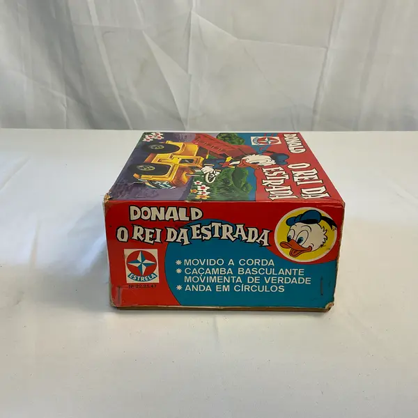 Foto de um(a) Brinquedo O Rei da Estrada Pato Donald, da categoria de Carros e caminhões de brinquedo. Brinquedo Antigo O Rei da Estrada Pato Donald, fabricado entre as décadas de 60 e 70, com a caixa original. A corda do... Mostrado de uma perspectiva diferente. Vendido no marketplace Trésors.