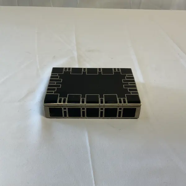 Foto de um(a) Caixa para Joias de Alfi Vivern, da categoria de Cestos e Caixas. Caixa executada em baquelite e estanho para itens, joias, relicários ou coleções - assinada por Alfi Vivern. Objeto raro. Mostrado de uma perspectiva diferente. Vendido no marketplace Trésors.