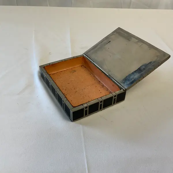 Foto de um(a) Caixa para Joias de Alfi Vivern, da categoria de Cestos e Caixas. Caixa executada em baquelite e estanho para itens, joias, relicários ou coleções - assinada por Alfi Vivern. Objeto raro. Mostrado de uma perspectiva diferente. Vendido no marketplace Trésors.