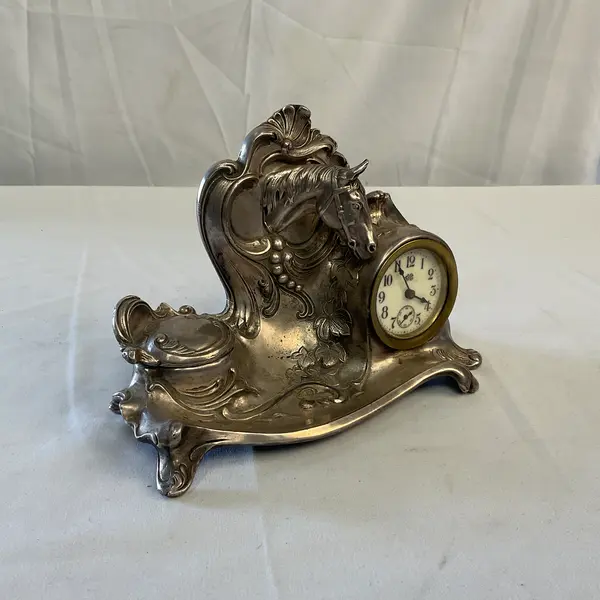 Foto de um(a) Relógio John Rogers em Prata, da categoria de Relógios de mesa. Relógio John Rogers em prata espessurado art nouveau inicio seculo xx, dial esmaltado. Apresenta o busto de um cavalo e... Mostrado de uma perspectiva diferente. Vendido no marketplace Trésors.