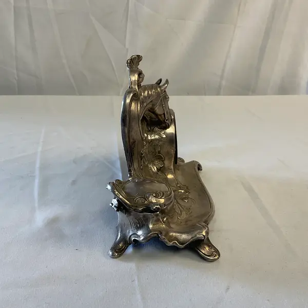 Foto de um(a) Relógio John Rogers em Prata, da categoria de Relógios de mesa. Relógio John Rogers em prata espessurado art nouveau inicio seculo xx, dial esmaltado. Apresenta o busto de um cavalo e... Mostrado de uma perspectiva diferente. Vendido no marketplace Trésors.