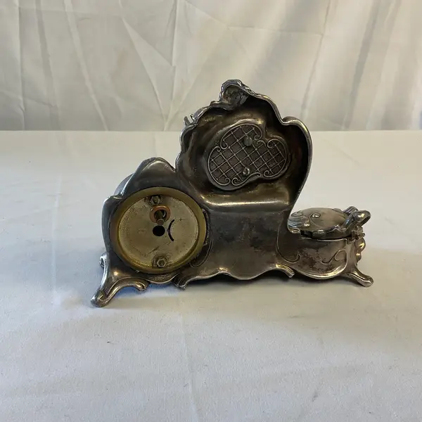 Foto de um(a) Relógio John Rogers em Prata, da categoria de Relógios de mesa. Relógio John Rogers em prata espessurado art nouveau inicio seculo xx, dial esmaltado. Apresenta o busto de um cavalo e... Mostrado de uma perspectiva diferente. Vendido no marketplace Trésors.