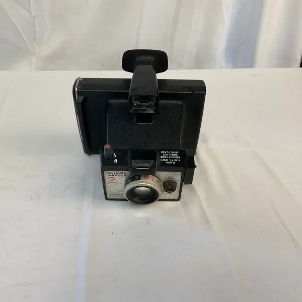 Foto de um(a) Câmera Antiga Polaroid 195x, da categoria de Câmeras fotográficas. Camera Antiga Polaroid 195x, precursora das Polaroids. Origem anos 50 60, em baquelite e metal, não funciona. Mostrado de uma perspectiva diferente. Vendido no marketplace Trésors.