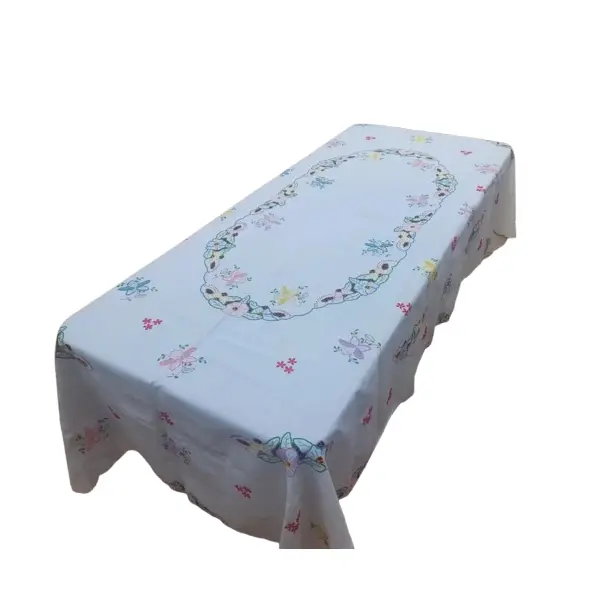 Foto de um(a) Toalha de mesa bordada, da categoria de Toalhas de Mesa. Belissima e grandiosa toalha de mesa bordada com flores coloridas. Medidas: comprimento 285 cm x largura 150 cm. Vendido no marketplace Trésors.