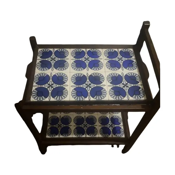 Foto de um(a) Carrinho de Chá em Jacarandá com Azulejos Portugueses – Peça Rara Vintage, da categoria de Carrinhos de bar e auxiliares. Carrinho de chá original dos anos 60, feito em jacarandá maciço, com dois tampos revestidos por azulejos portugueses Peça... Vendido no marketplace Trésors.