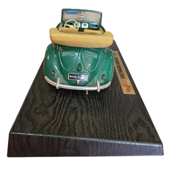 Foto de um(a) Miniatura Volkswagen Cabriolet 1951 - Maisto - Escala 1:18 - Edição Especial "Saia e Blusa", da categoria de Carros e caminhões de brinquedo. Rara e sofisticada, esta miniatura reproduz o charme do Volkswagen Cabriolet 1951. Fabricada pela Maisto, esta peça... Mostrado de uma perspectiva diferente. Vendido no marketplace Trésors.