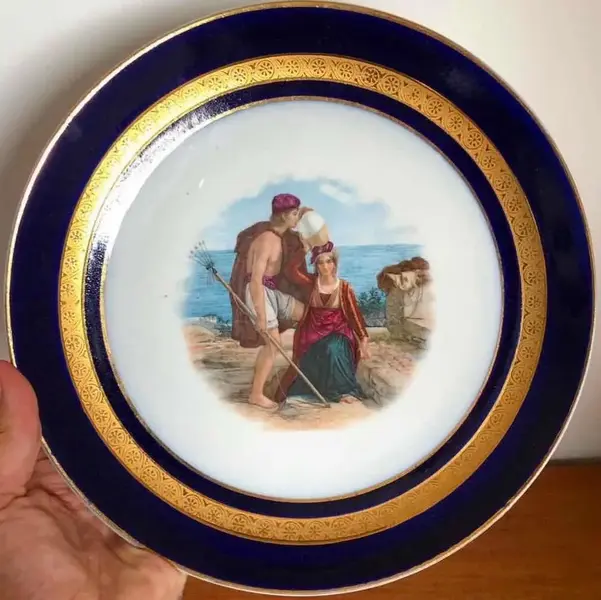 Foto de um(a) Antigo Medalhão Prato Decorativo Porcelana Francesa Limoges, da categoria de Pratos Decorativos. Antigo e grande prato medalhão em fina porcelana francesa, pintado à mão com linda cena central e acabamentos com muito... Mostrado de uma perspectiva diferente. Vendido no marketplace Trésors.