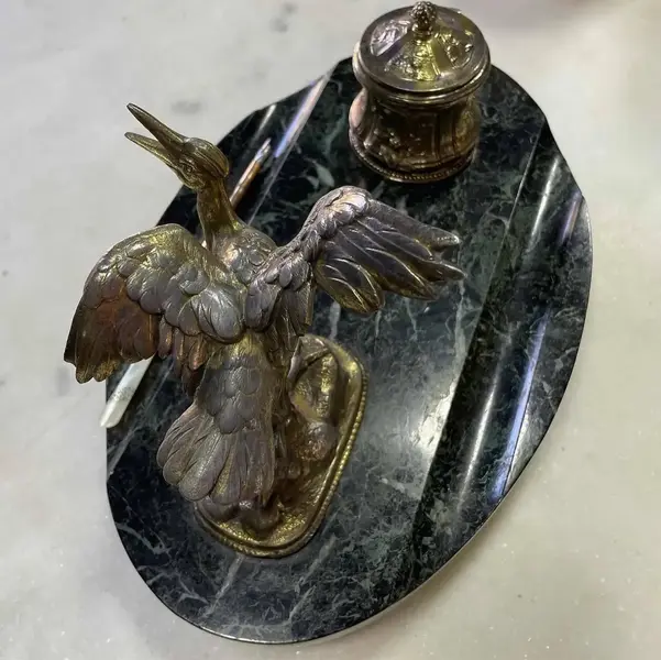 Foto de um(a) Antigo Raro Tinteiro Mármore E Escultura Ave Pétit L Carvin, da categoria de Itens de Escritório. Louis Albert Carvin. Para quem gosta de peças únicas. Uma ótima opção de presente e muito decorativo para um escritório.... Mostrado de uma perspectiva diferente. Vendido no marketplace Trésors.