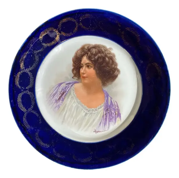 Foto de um(a) Antigo Raro Prato Rosto De Dama Porcelana Francesa Assinado, da categoria de Pratos Decorativos. ~ Coleção damas ~Antigo e raro prato artístico em porcelana francesa, cor azul cobalto. Pintado à mão. Original do início do... Vendido no marketplace Trésors.