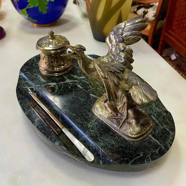 Foto de um(a) Antigo Raro Tinteiro Mármore E Escultura Ave Pétit L Carvin, da categoria de Itens de Escritório. Louis Albert Carvin. Para quem gosta de peças únicas. Uma ótima opção de presente e muito decorativo para um escritório.... Mostrado de uma perspectiva diferente. Vendido no marketplace Trésors.