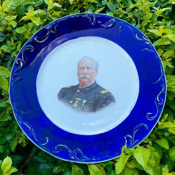 Foto de um(a) Antigo Prato Decorativo Porcelana Europeia General Alemão, da categoria de Pratos Decorativos. W.E.P. Co. Antigo prato decorativo em porcelana artística europeia. Decoração pouco comum com medalhão de General Alemão e... Mostrado de uma perspectiva diferente. Vendido no marketplace Trésors.