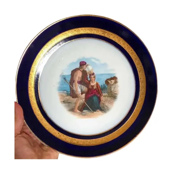 Foto de um(a) Antigo Medalhão Prato Decorativo Porcelana Francesa Limoges, da categoria de Pratos Decorativos. Antigo e grande prato medalhão em fina porcelana francesa, pintado à mão com linda cena central e acabamentos com muito... Vendido no marketplace Trésors.