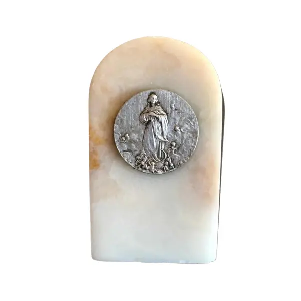 Foto de um(a) Arte Sacra Antiga Escultura Mármore Imaculada Conceição, da categoria de Objetos religiosos e espirituais. Para proteção na sua casa. Arte sacra antiga, pequenas e delicadas esculturas em mármore com medalhão central em prata,... Vendido no marketplace Trésors.