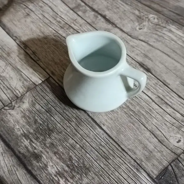 Foto de um(a) Cremeirinha Porcelana Branca, Década de 2000, da categoria de Cremeiras. Cremeira em porcelana branca lisa, década de 2000 marca: porcelain china, procedência chinesa A: 6,5cm L alça até o bico:... Mostrado de uma perspectiva diferente. Vendido no marketplace Trésors.