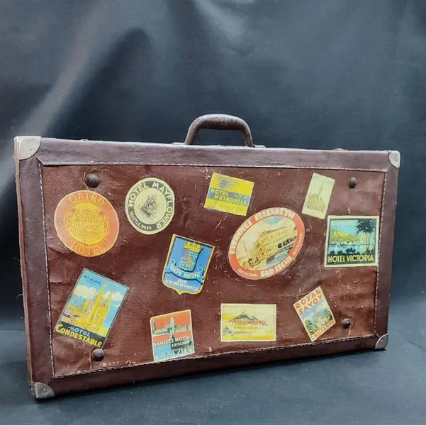 Foto de um(a) Mala em Madeira com Selos de Hotéis, Década de 1940, da categoria de Malas. Mala década de 1940 em madeira forrada com papel tipo couro e com cantoneiras em metal niquelado. Com várias etiquetas de... Mostrado de uma perspectiva diferente. Vendido no marketplace Trésors.