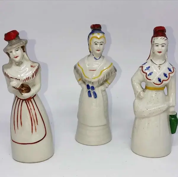 Foto de um(a) Antiga Coleção Garrafinhas Licor Francês Cazanove Bordeaux, da categoria de Garrafas, potes e jarros. Antiga coleção com 3 garrafinhas de licor Cazanove Bordeaux, em porcelana francesa. Altura 15cm cada. Mostrado de uma perspectiva diferente. Vendido no marketplace Trésors.