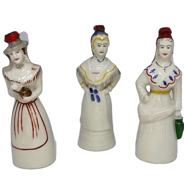 Foto de um(a) Antiga Coleção Garrafinhas Licor Francês Cazanove Bordeaux, da categoria de Garrafas, potes e jarros. Antiga coleção com 3 garrafinhas de licor Cazanove Bordeaux, em porcelana francesa. Altura 15cm cada. Vendido no marketplace Trésors.