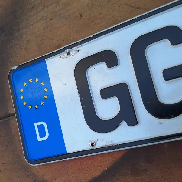 Foto de um(a) Placa união europeia - Alemanha, da categoria de Placas de carros antigas. Placa união europeia - AlemanhaDimensões: Altura: 0,5Largura: 11,5Profundidade: 52. Mostrado de uma perspectiva diferente. Vendido no marketplace Trésors.