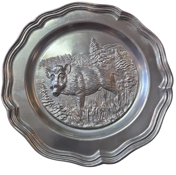 Foto de um(a) Prato Decorativo Alemão Rein Zinn – Estanho Puro Colecionável, da categoria de Pratos Decorativos. Adicione um toque de história alemã à sua decoração com este prato em estanho puro (Rein Zinn). Esta peça vintage destaca-se... Vendido no marketplace Trésors.