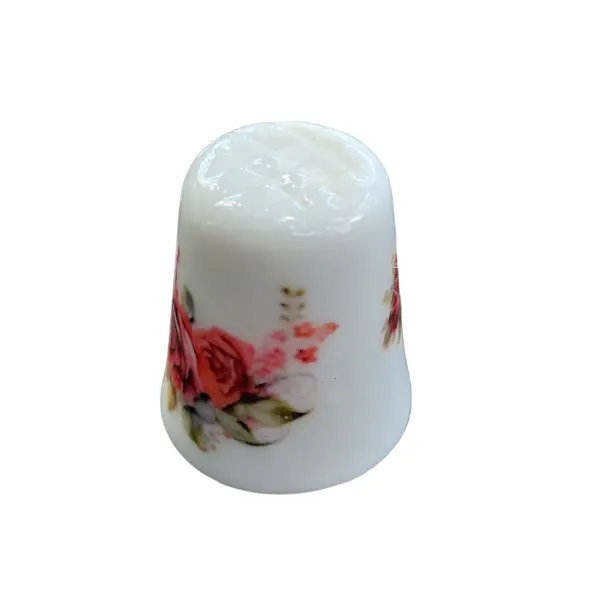 Foto de um(a) Dedal de Coleção em Porcelana – Floral Rosas Vermelhas, da categoria de Outros colecionáveis. Este delicado dedal em porcelana é uma peça clássica de colecionismo, unindo funcionalidade e estética romântica. Com um... Mostrado de uma perspectiva diferente. Vendido no marketplace Trésors.