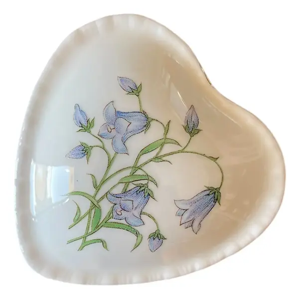 Foto de um(a) Antigo Coração Porta Joias Porcelana Inglesa Bone China, da categoria de Porta-Jóias. ~ Jean Mercer ~Antiga e rara caixinha decorativa ou porta joias no formato de coração, porcelana artística inglesa. Designer... Vendido no marketplace Trésors.