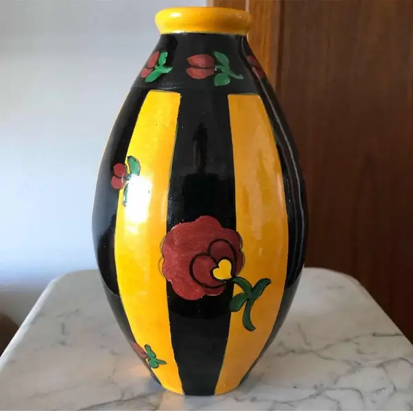 Foto de um(a) Antigo Vaso Art Deco Cerâmica Artística Francesa Pintado Mao, da categoria de Vasos. Vaso em cerâmica artística francesa, pintado à mão, período Art Deco. Início do século XX. Altura 17cm Circunferência 30cm. Mostrado de uma perspectiva diferente. Vendido no marketplace Trésors.