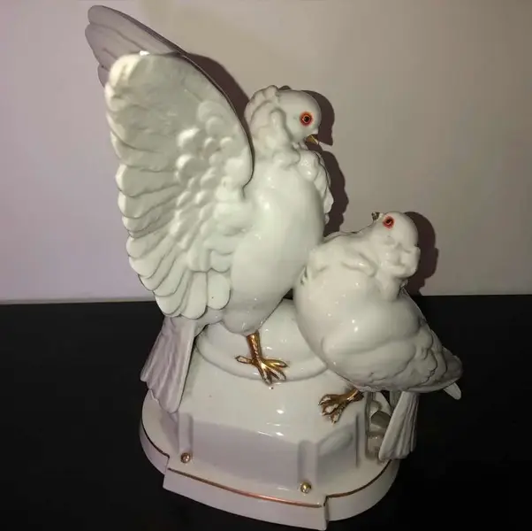 Foto de um(a) Antiga Grande Escultura Art Deco De Pombas Porcelana Alemã, da categoria de Escultura. Kathzhütte Thuringia by Hertwig & Co. Antigo e importante bloco escultórico em porcelana artística alemã, com filetes de... Mostrado de uma perspectiva diferente. Vendido no marketplace Trésors.