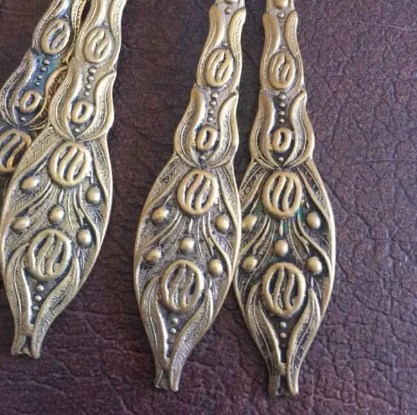 Foto de um(a) Antigo Conjunto 6 Colheres De Chá Ou Café Em Metal Dourado, da categoria de Colheres. Antigo conjunto com 06 colheres de chá ou café em metal dourado envelhecido. Mostrado de uma perspectiva diferente. Vendido no marketplace Trésors.