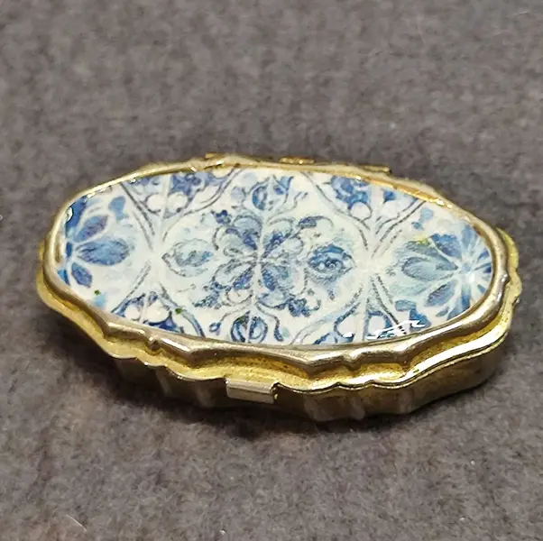 Foto de um(a) Combo Caixinhas de Metal Azulejo Português, da categoria de Cestos e Caixas. Combo de duas caixas de metal com estampa de azulejos portugueses: uma porta comprimidos e outra caixa de costura, década de... Mostrado de uma perspectiva diferente. Vendido no marketplace Trésors.