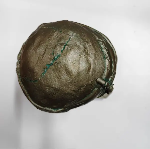 Foto de um(a) Escultura Caveira Skull Resina e Latão, Peça Única, da categoria de Escultura. Escultura caveira: crânio em resina e base em latão. Ambos com patina bronze envelhecida. Peça única pelo designer marcelus... Mostrado de uma perspectiva diferente. Vendido no marketplace Trésors.