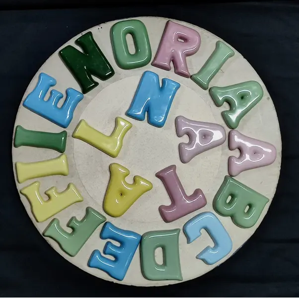 Foto de um(a) Combo de Letrinhas em Porcelana, Década de 1990, da categoria de Outros objetos decorativos. Combo com 20 letras maiúsculas coloridas e variadas em porcelana vitrificada, década de 1990.A: 9,5 cm / L: 4 cm até 9,5... Mostrado de uma perspectiva diferente. Vendido no marketplace Trésors.