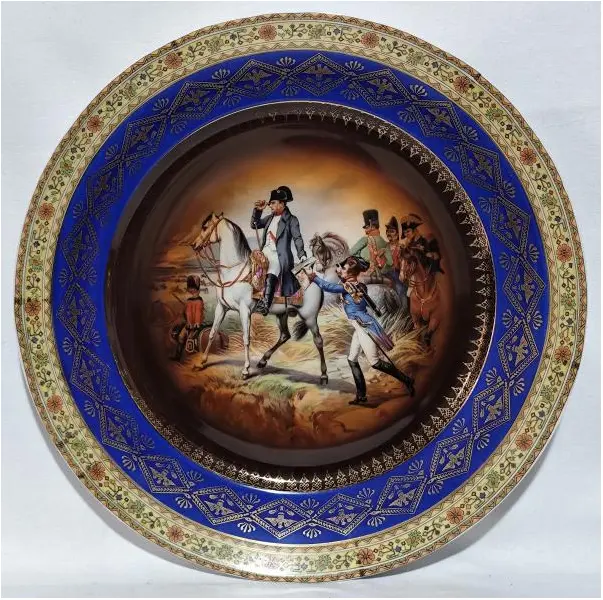 Foto de um(a) Medalhão em porcelana tcheca ao centro ornamentado por batalha Napoleônica, da categoria de Pratos Decorativos. Medalhão em porcelana tcheca, policromada e dourada, com aba decorada por vários frisos geométricos. Centro ornamentado por... Mostrado de uma perspectiva diferente. Vendido no marketplace Trésors.