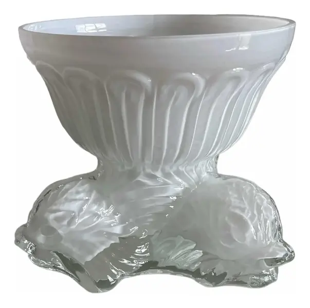 Foto de um(a) Antigo Vaso Centro De Mesa Cachepot Opalina Branca Leitosa, da categoria de Cachepot. ~ Moule Pressed Glass ~ Excepcional vaso/cachepot em opalina branca leitosa, linda decoração com peixes em relevo. Peça... Vendido no marketplace Trésors.