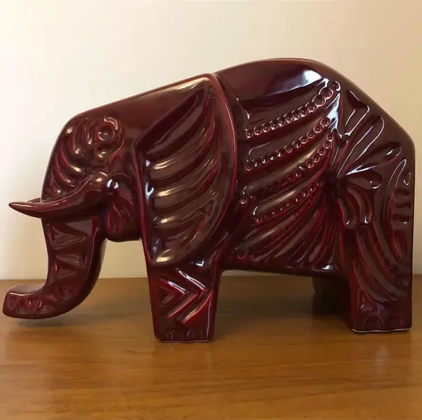 Foto de um(a) Antiga Escultura Art Deco Elefante Em Porcelana Europeia, da categoria de Escultura. Linda e imponente escultura de elefante estilizado, totalmente do período Art Deco, em porcelana européia, década de... Mostrado de uma perspectiva diferente. Vendido no marketplace Trésors.