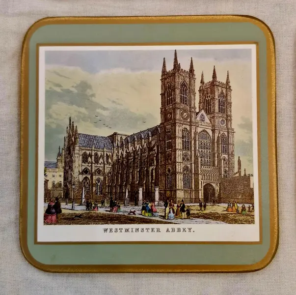 Foto de um(a) Raro jogo de porta-copos inglês ricamente ilustrado, da categoria de Porta-copos. Elegante conjunto de seis porta-copos que apresenta uma estética clássica e nostálgica, exibindo ilustrações detalhadas de... Mostrado de uma perspectiva diferente. Vendido no marketplace Trésors.