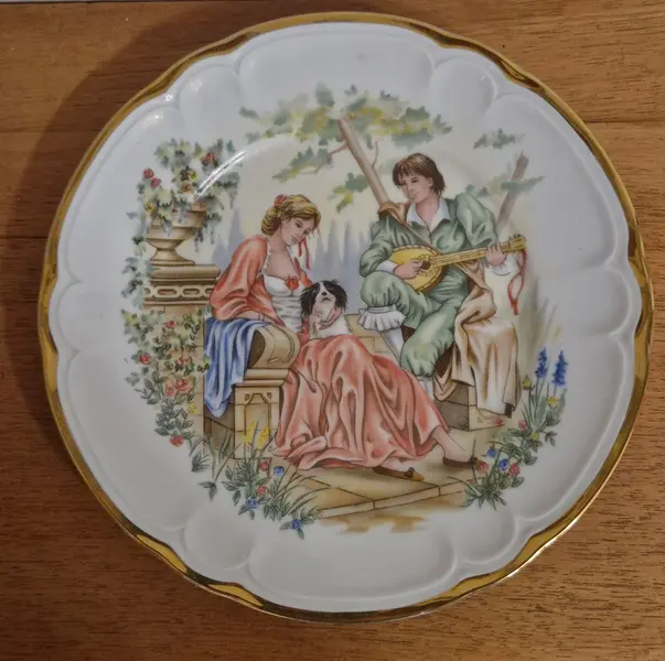Foto de um(a) Lindo prato de coleção porcelana Limoges, da categoria de Pratos Decorativos. Belíssimo prato decorativo em porcelana de Limoges, fabricado na França, apresenta uma clássica cena romãnica inspirada no... Mostrado de uma perspectiva diferente. Vendido no marketplace Trésors.