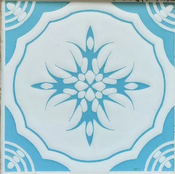 Foto de um(a) Descansa Panelas Azulejo anos 80, da categoria de Apoio de panela. Descansa panelas com azulejo azul claro e branco, moldura e pézinhos em madeira clara, década de 1980. Mede: 20 x 20 x 3,5... Mostrado de uma perspectiva diferente. Vendido no marketplace Trésors.